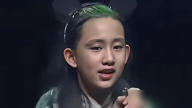 黄磊二女儿被群嘲“长残了”，12岁登台一开嗓，评论区瞬间安静。
黄少艾，单眼皮，圆脸蛋，两颗泪痣，活脱脱长发版黄磊。网友盯着照片摇头：这长相进娱乐圈，砸多少钱都难红。
可前几天她往乐队主唱位子上一站，英文歌一开口，台风松弛得不像12岁。台下没人再提长相。黄磊夫妇的态度也耐人寻味：不推，不拦，不签