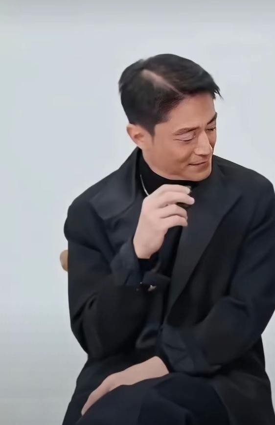 娶了能赚钱又冻龄的林心如，46岁的霍建华居然敢彻底放飞自我，头顶见稀、满脸褶子就敢大摇大摆出门。
不少人替他着急，女方天天精致得像吃了防腐剂，事业还风生水起，做老公的怎么连最基本的容貌焦虑都没有？
生活里他确实糙得真实，一块香皂直接从头洗到脚，梳妆台那些瓶瓶罐罐他一眼都不带看的。
放在争奇斗艳