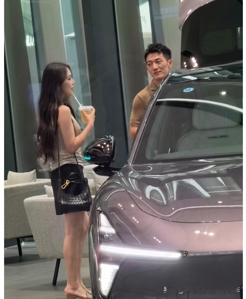 全网都炸了！张馨予的老公居然只开十几万的小鹏：这才是男人最拿得出手的体面

最近真的被何捷狠狠圈粉了！

谁能料到，明星张馨予的老公，出门开的居然是一台十几万的普通小鹏汽车，这事直接把全网都看愣了。

现在的娱乐圈和网红圈，太多男人靠着老婆的名气混日子。

蹭热度、开直播、上综艺，借着女方的资源捞钱