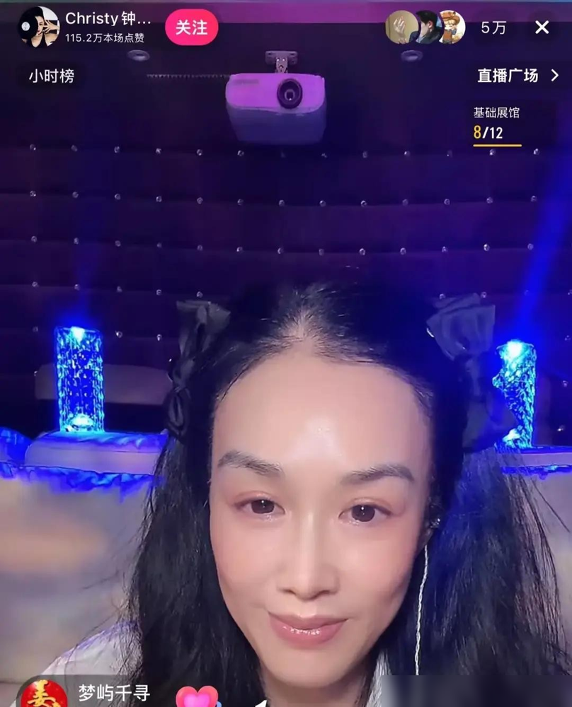 钟丽缇正沉浸式助眠，张伦硕一个屁直接把几万人崩醒了。
直播间里化妆刷、海绵轻轻摩擦，气氛正催眠，突然一声巨响从麦克风炸出来。钟丽缇当场愣住，表情在憋笑和崩溃之间反复横跳，最后丢下一句被你气死就下播了。
张伦硕倒没躲，留在直播间跟老婆拌嘴，事后还发帖调侃：没想到一个屁把大家都炸醒了。网友直接笑疯，