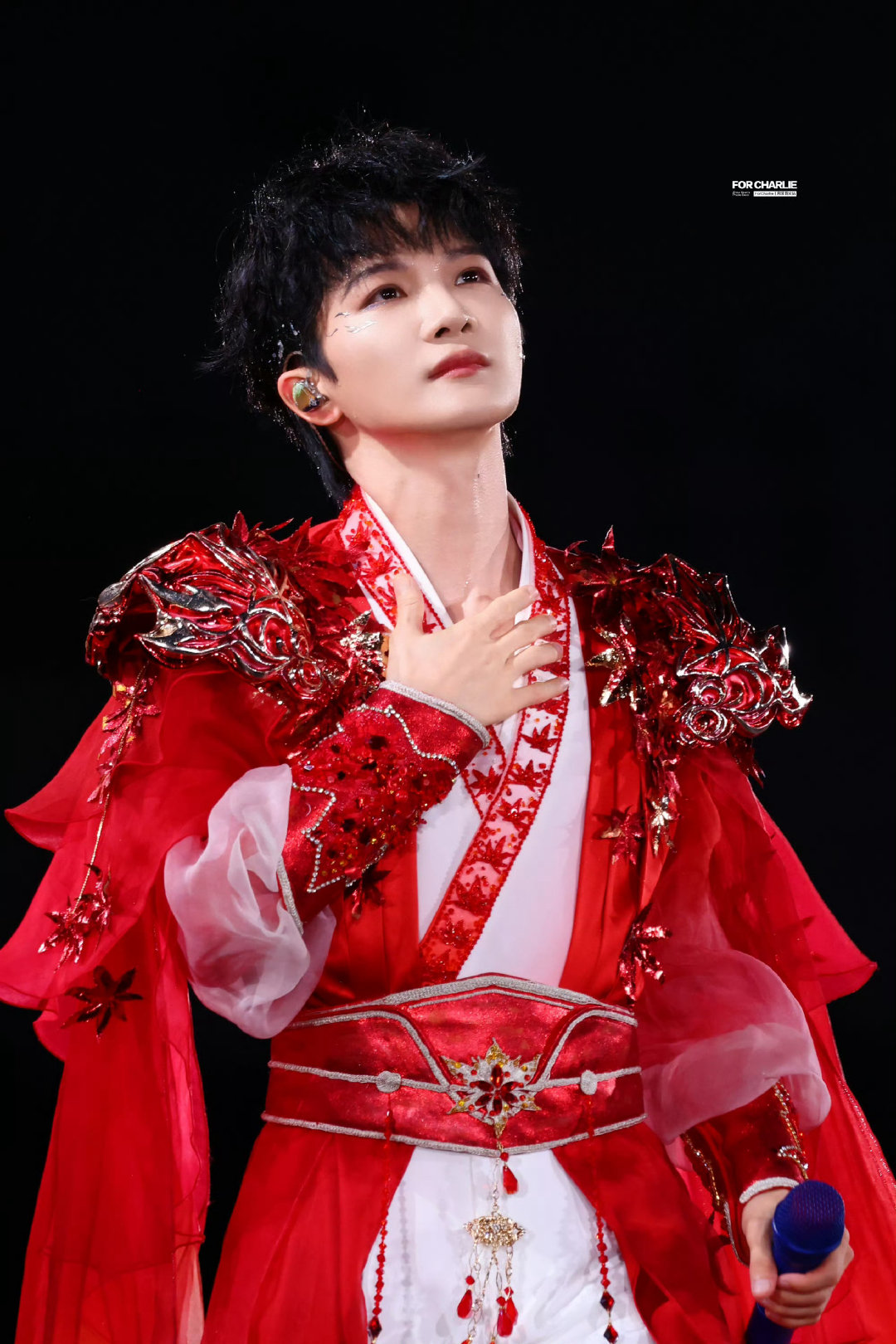 #周深飞龙在天##周深抬头一条龙#谁懂现场的冲击力！周深济南演唱会《达拉崩吧》名场面，空中巨龙盘旋飞舞，听觉视觉双重盛宴，看完狠狠羡慕到场的人[拜托] ​