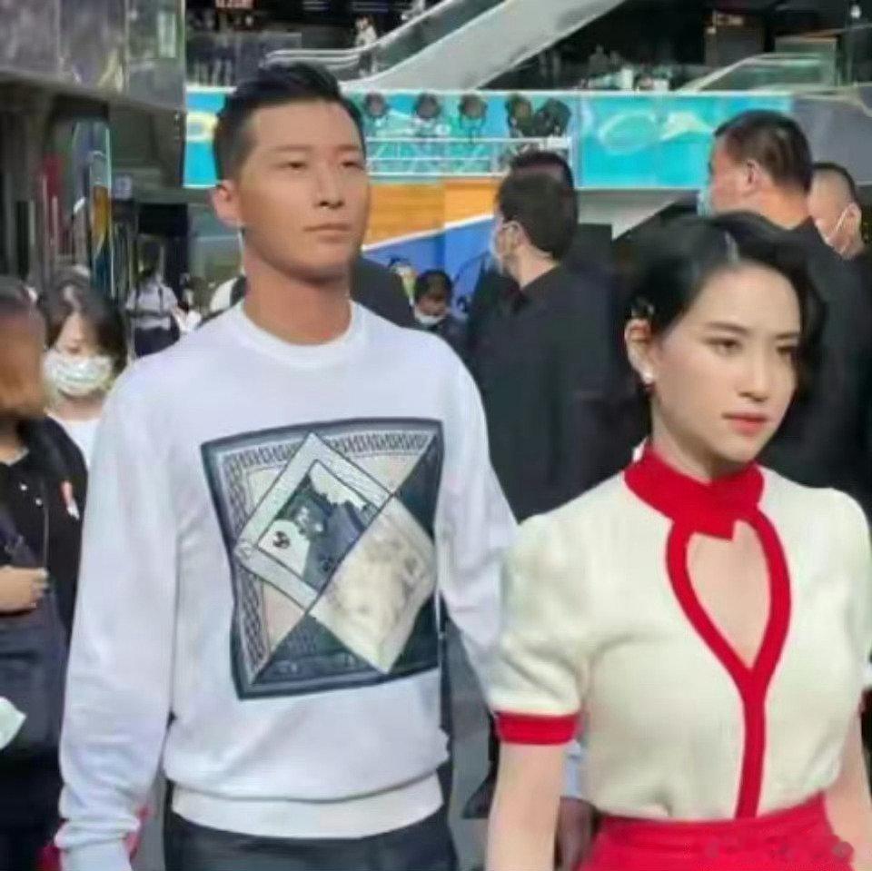 何超莲透露，上次和窦骁争执，起因是对方拉她看爱车视频，计划在上海购车，拉扯时手上的茧不慎刮到了她 ​