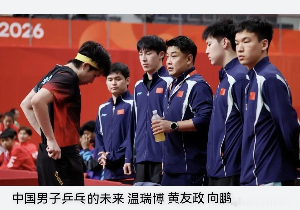 🏓中国乒乓球，此次亚运会男队丢失冠军，输给了国人最不愿意看到的日本队。当王楚钦走上比赛场的时候，人们从他的脸上看不到自信与坚定，许久“不敢出战”国际大赛的他，怎么可能成为国乒男队的主力“担当”？本来，国乒教练组的“田忌赛马”策略非常有想法，无奈王楚钦力不从心，国乒没有实现3/1击 ​