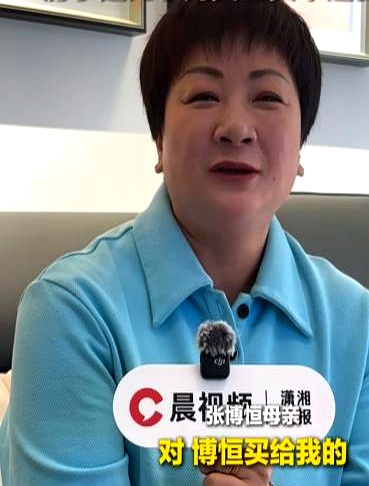 张博恒打完2024年巴黎奥运会，直接用“两银一铜”换来的奖金，在长沙给父母全款拿下一套大房子！
 

很多人只看到“全款买房”有多风光，但凡看过巴黎赛场的人都知道，这笔钱是他拿命换来的。
 

21套动作打满全场，腰上缠着厚厚的护具，下场时累得连胳膊都快抬不起来，全队最狠的“劳模”就这么硬生生扛下了