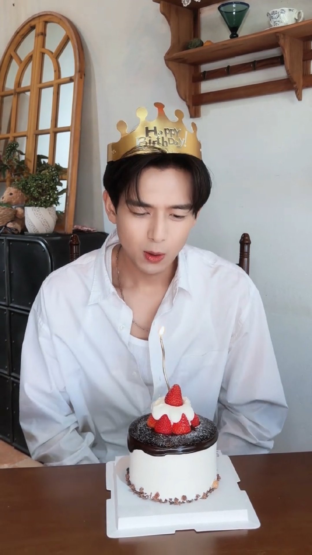 #李现[超话]# #李现35岁生日大片#生日快乐哈哈李现好会，过命的链子+白衬衣...好呢个啊[awsl][awsl]等等，括弧刘海的中间，出现了美人尖，跟括弧刘海形成了一个“心”型呢，真是李漂亮！#李现1019生日快乐#  #李现有四部待播作品##李现金智媛邵子恒都是今天生日# ​​​​