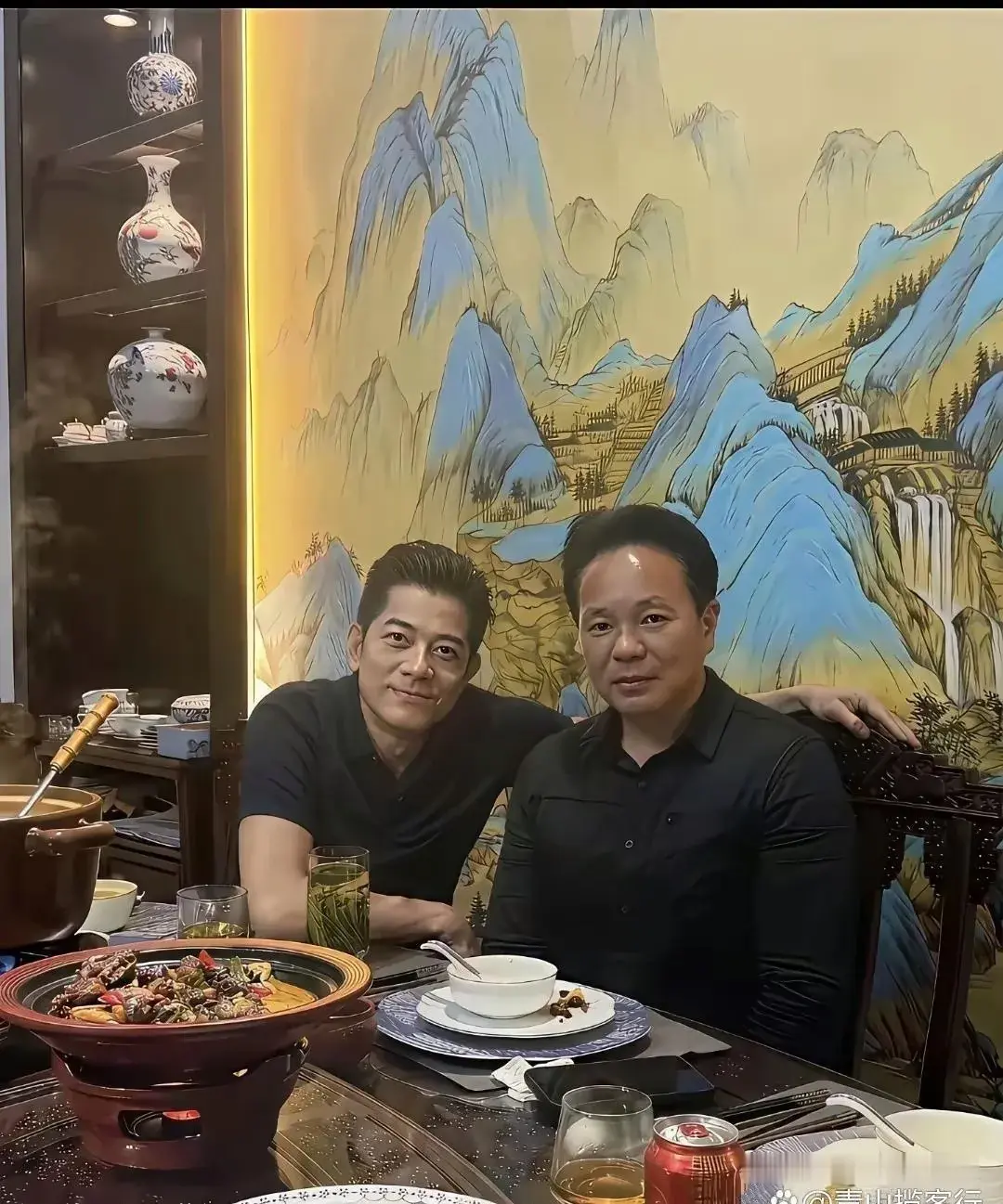 都说方媛靠郭富城，其实人家真正的靠山是自己舅舅！

每次带郭富城回老家，天王都不住酒店，专住舅舅家。为啥？因为方媛的舅舅可不是普通人——早年从包工头起家，后来砸了2000万建了座徽派庄园酒店&34;和合园&34;，气派得不输天王排场！

方媛16岁去上海打拼，第一站就是投奔舅舅的建筑公司。可以说没有舅舅，就没有