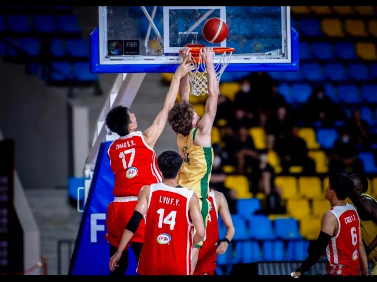 #u18男篮亚洲杯# 

U18亚洲杯决赛：中国79-89不敌澳大利亚
U18亚洲杯决赛，中国U18男篮79-89不敌澳大利亚U18男篮，最终获得本届赛事亚军。

数据方面：
 
中国U18数据：张懿赵杰20分5篮板1盖帽、李俊贤15分12篮板3盖帽、张宇辰13分3篮板7助攻、吕飞燕8分2篮板1助攻、张淳智5分1篮板2抢断1盖帽、陈昱休5 ​