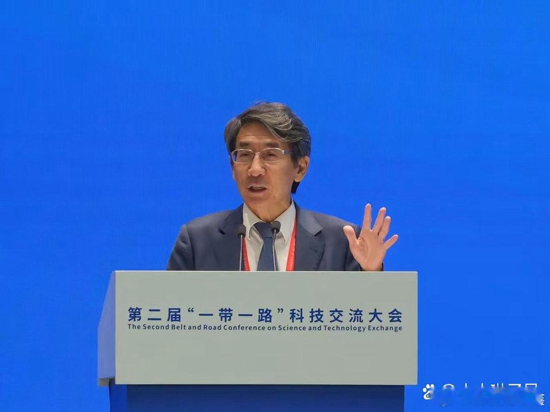 薛其坤落选 2026 年诺奖是一个极其危险的信号。
往年诺贝尔奖常常被西方用来给国内科研划定评价标准，而今年奖项颁给相对冷门的中微子天文学，薛其坤在拓扑量子计算领域的成果没能获奖，有人认为这属于学术层面的打压。他们很清楚，如果薛其坤这项技术得以落地推广，西方在芯片领域建立的壁垒将会被打 ​