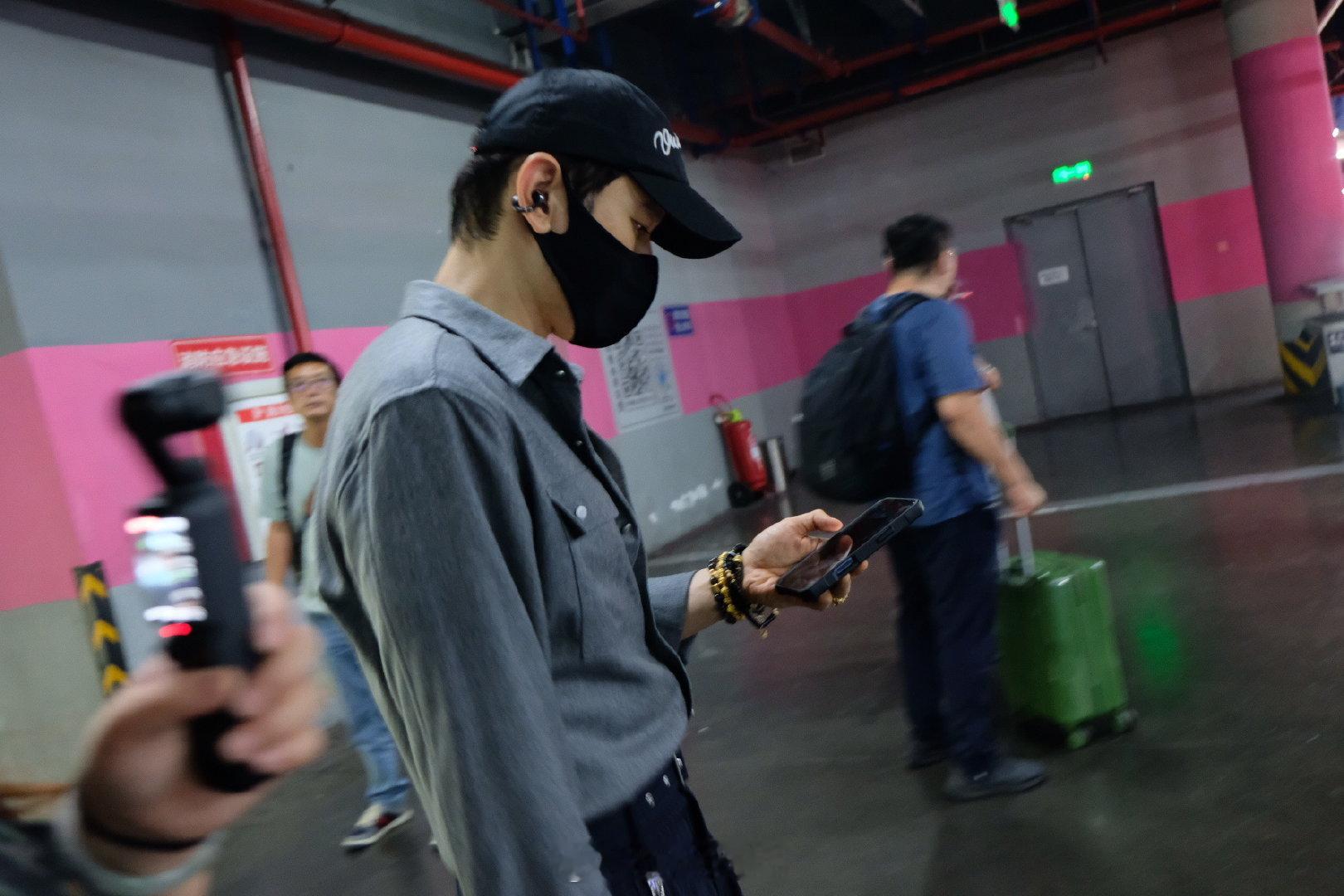 #黄晓明[超话]# 喜剧节青岛🛬 ​