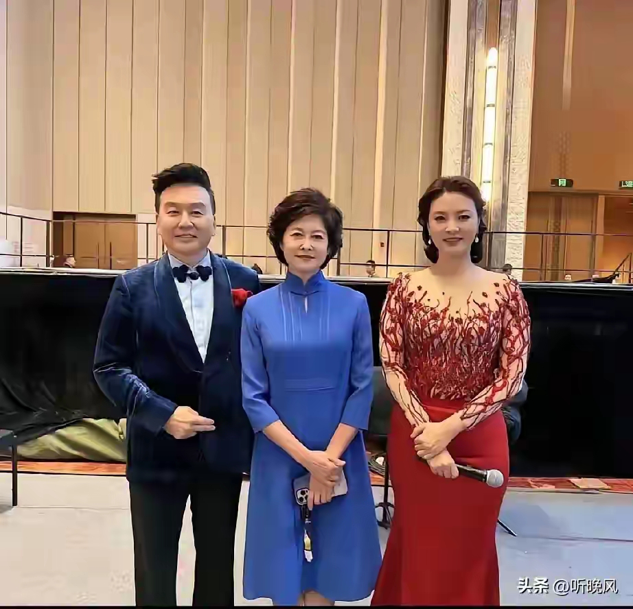 一张怀旧合影，三位熟悉的央视面孔：张泽群、敬一丹、刘芳菲。当年他们主持春晚、各类晚会，陪伴无数家庭的夜晚。岁月沉淀，风采依旧，老一辈主持人的功底，真的让人怀念。
