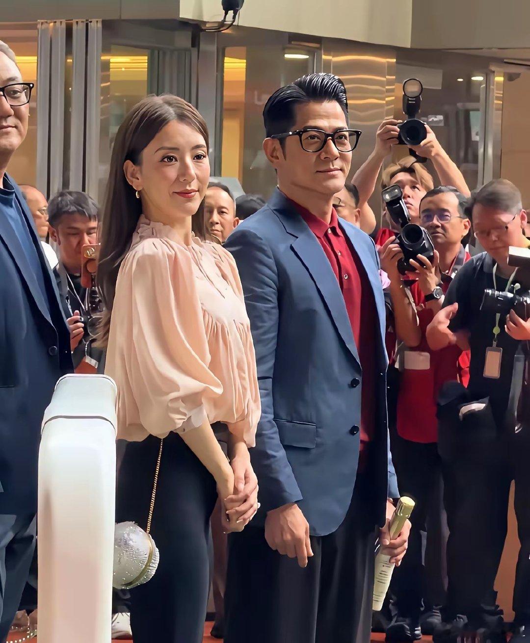都说郭富城长得低，我看他这也不低呀，和老婆方媛的合影，老婆都已经穿这么高的高跟鞋了还没有郭富城高呢。 ​