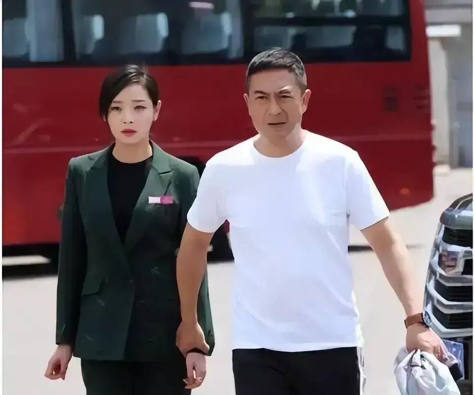 张嘉益有个邪门定律：谁跟他搭戏谁火。偏偏有个人，连演四次他老婆，愣是没火起来。王维维，成了这个定律里唯一的例外。

前阵子她现身某国产剧的线下看片会，穿了件洗得发白的牛仔外套，扎着低马尾，连妆都淡得几乎看不见。
要不是主办方喊她上台发言，坐在后排的观众都没认出来，这个蹲在角落啃包子的人，是演过好几十