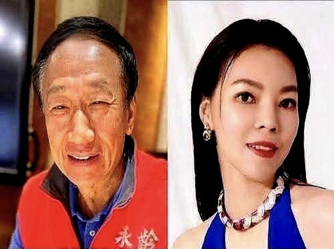 2005摩洛哥街头，41岁的张曼玉。
褪去刻意修饰，松弛随性，眉眼间的故事感浑然天成。

真正的风情，从来不需要浓妆堆砌。
张曼玉