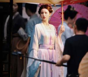 王楚然《浮生》路透像神女！民国造型全靠颜值撑，男主陈哲远状态不错！