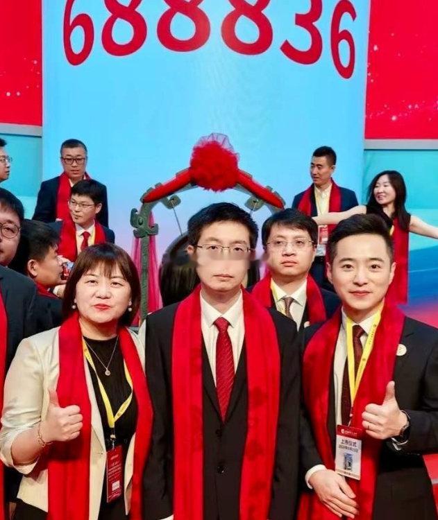 宇树科技成功上市，王兴兴却满脸不高兴，王兴兴不高兴的照片刷爆了全网。主要原因网友已经从网络中找到了，王兴兴本意是不急于上市，但是投资人非常着急上市。宇树科技上市以后估值偏高，一大批投资人赚的盆满钵满，而股民一旦亏钱的话，王兴兴就可能成为散户的千夫所指，你说王兴兴能高兴吗？ ​