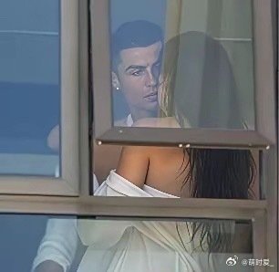 婚礼结束后，C罗和妻子乔治娜被拍到在马德拉岛的萨沃伊宫酒店一起出现。 ​