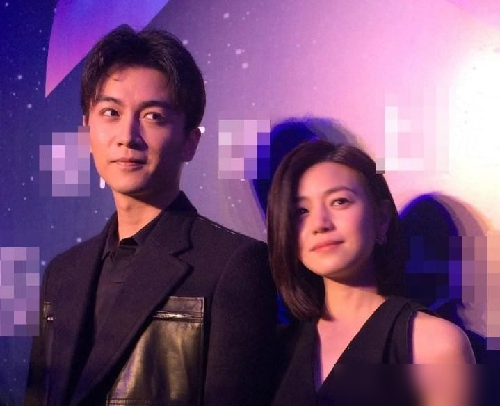 陈晓陈妍希离了，声明写得体面，评论区却炸了。
一堆人翻旧账，说陈晓当年追得凶，婚后冷得快，女方学历家世样样不差，怎么还是过不下去。
你看，相亲市场最吃香的那套账面条件，在真婚姻里根本不顶用。学历高、家世好、长得漂亮，该冷还是冷，该散还是散。
过日子看的不是简历，是两个人怎么接话、怎么吵架、怎么