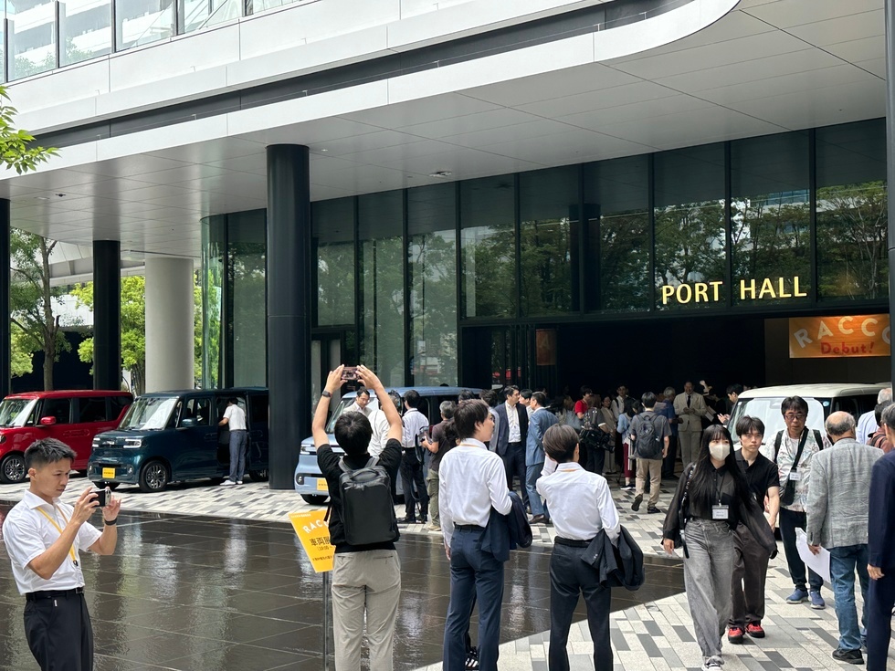 #日本专家称中国电池领先三四个身位#【日本专家反思：中国电池制造商在技术方面已经领先日本对手三四个身位，我们得改变打法】#中国电池技术领先让日本专家反思# 据《日经亚洲》10月6日报道，铃木汽车正通过推出迄今为止日本最便宜的电动车，大举押注以守住本土市场、抵御中国电动车竞争对手。不过，这 ​