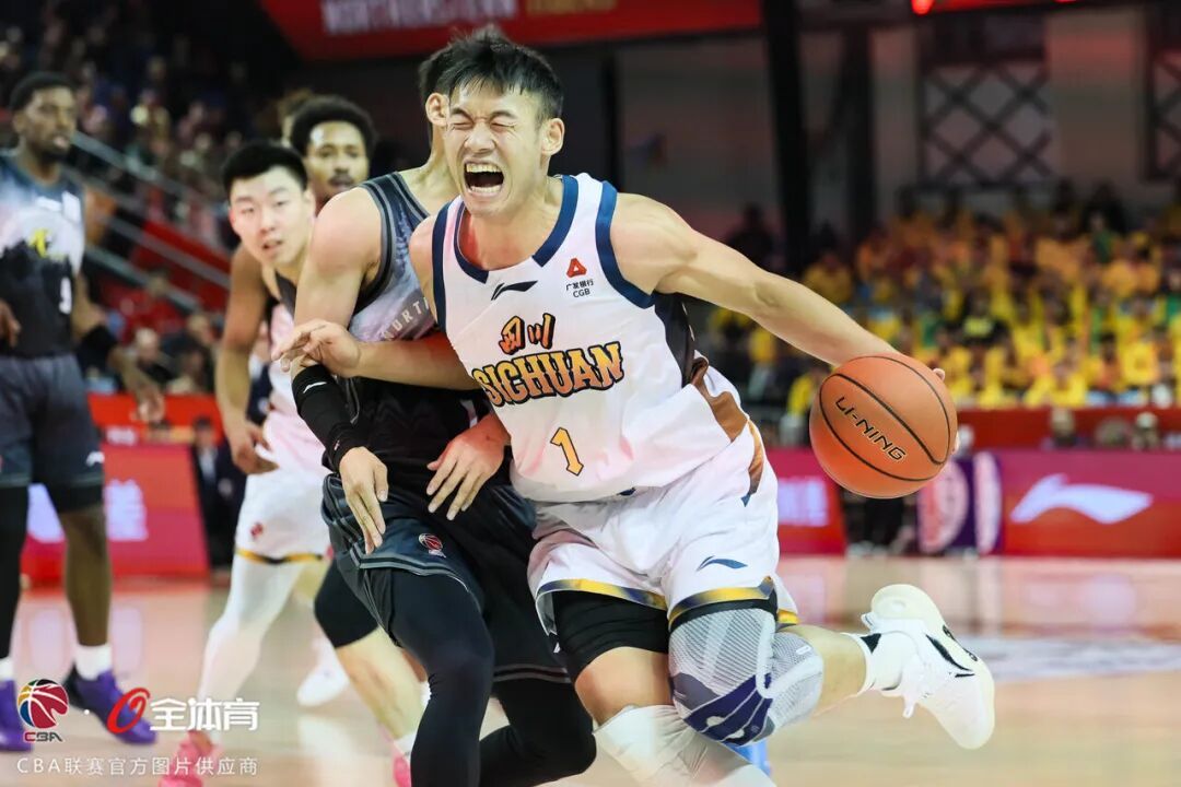 【 CBA四川锦城两连胜！】10月17日，2026-2027赛季CBA常规赛首轮，四川锦城主场97:85战胜天津先行者。10月20日，CBA常规赛第二轮，四川锦城客场91:88战胜吉林长白山恩都里，取得开季两连胜。这也是球队时隔724天，再次在常规赛中收获连胜。下场比赛，将于10月23日客场征战辽宁本钢。#四川体育# ​