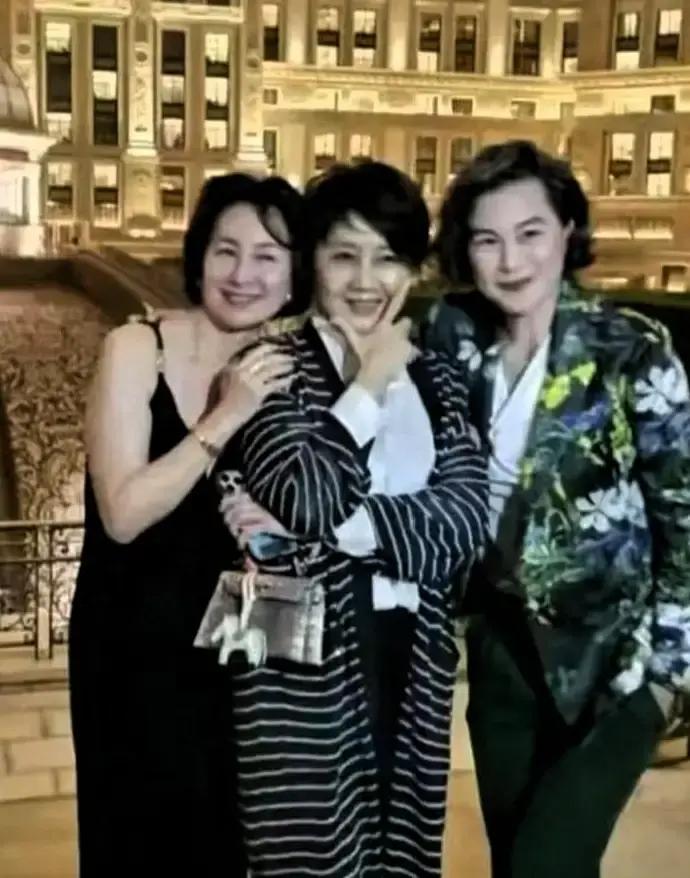 明明只比对方小了两岁，私底下却要端端正正叫一声“四妈”，换成普通人家早尴尬得抠出三室一厅了。
梁安琪是1960年的，何超琼是1962年的，论岁数几乎是脚前脚后。
但豪门里从来不论年纪，只讲座次。
公开场合碰面，何超琼永远是一句滴水不漏的“四太”，面子给得足足的。私下里那声称呼，更是卡死在长幼尊
