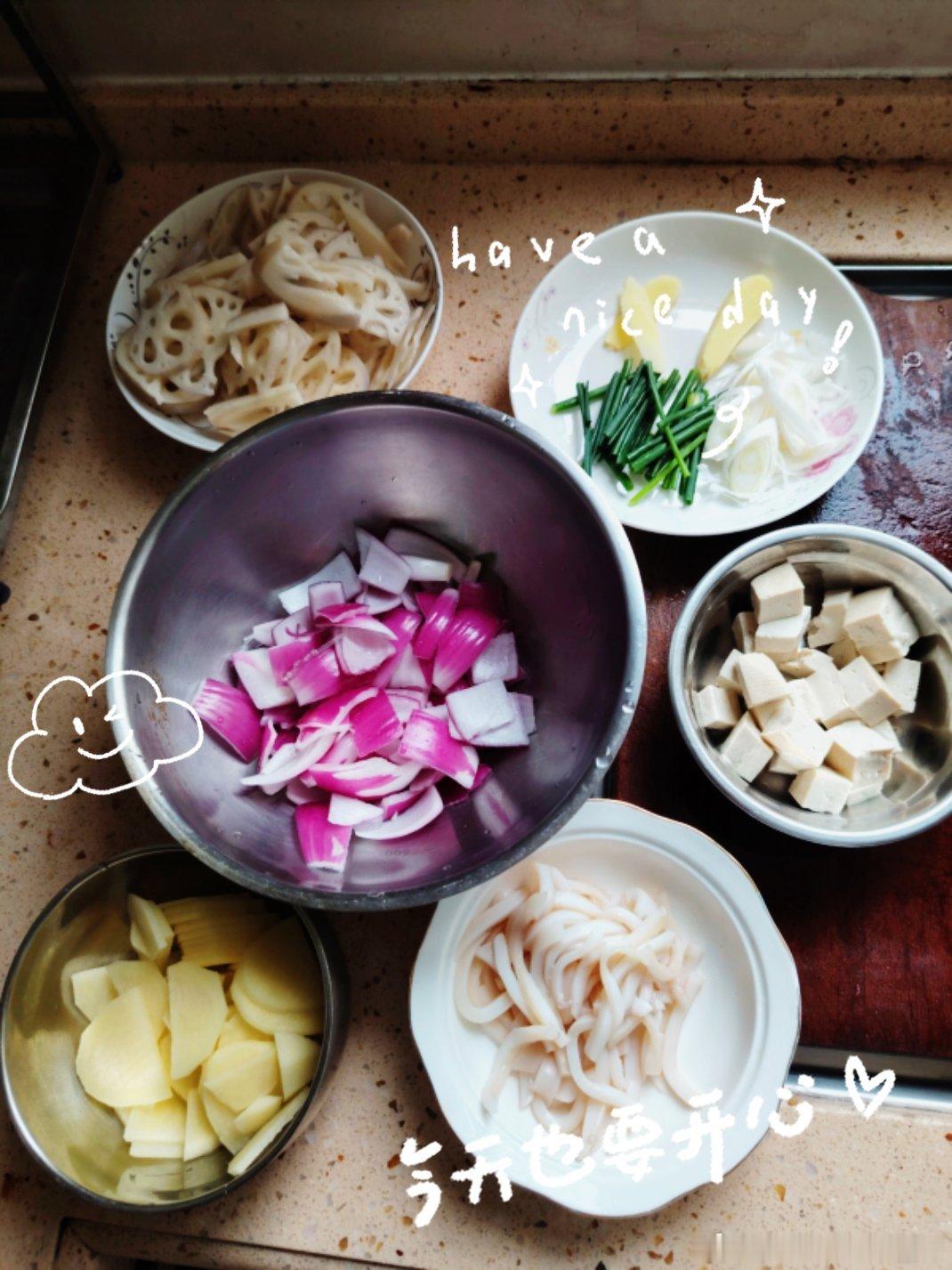 #向太家做饭是不放味精的#
我做饭也不放味精 放鸡精
基础调味就三个 盐 鸡精 胡椒
蚝油有就放没有就不放
做饭喜欢少份量多种类
一餐只做一顿的
下一餐再吃会再炒点素的
所以经常把自己累得不行～
自找的#今天也要开心# ​