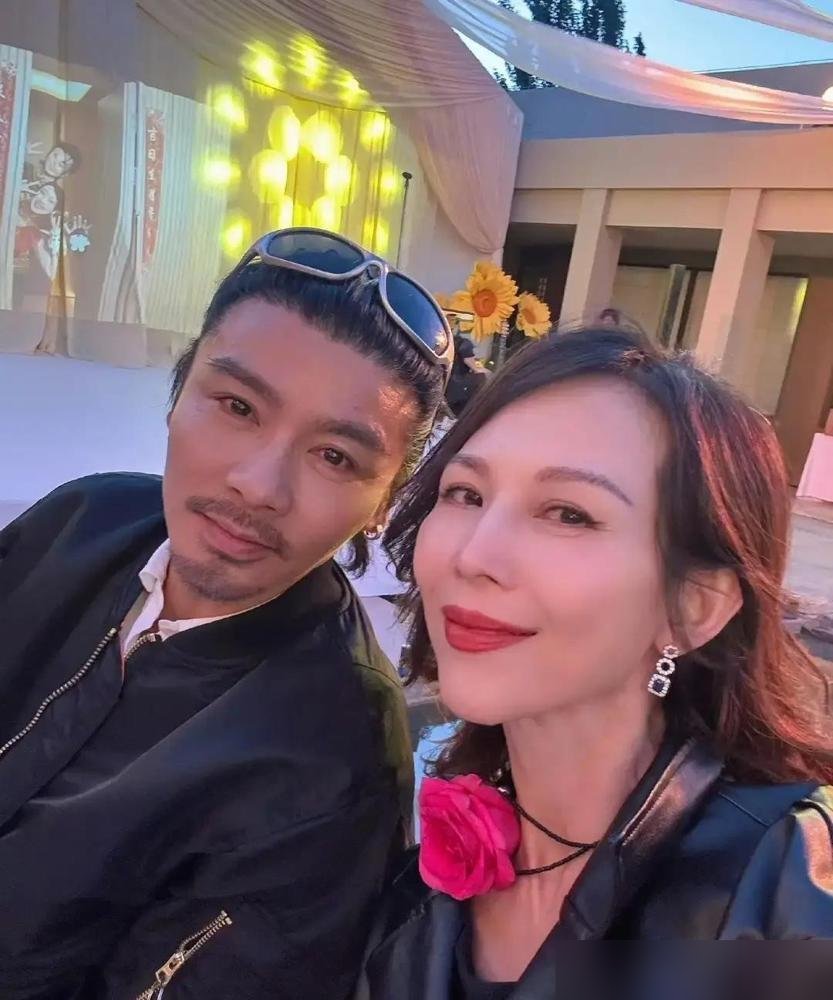 蔡少芬当年差点把张晋“作”没了，全靠张晋一句话镇住场子。
那会儿她没安全感，隔三差五提分手，就为试探。张晋直接撂话：再提一次，就真分，别拿感情当儿戏。
这一下，蔡少芬反而踏实了。
后来张晋拿了金像奖，台上第一句就谢她：“我太太，蔡少芬。”
如今一家五口在首尔被拍，蔡少芬素颜瘦得脸颊都凹了，张