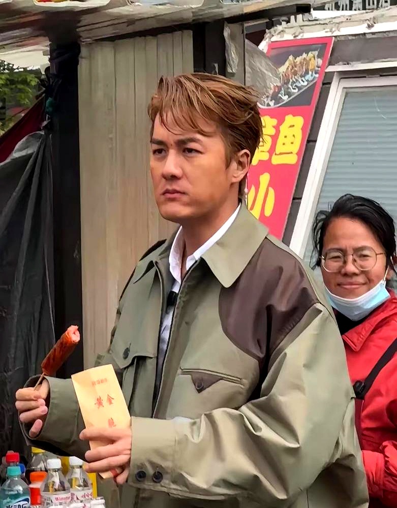吴克群在采访里直接撕碎了娱乐圈的遮羞布：艺人哪有什么辛苦，现场灯光打好、场景搭好，出来演个五分钟就能走人，幕后人员光盯你的脸修眼袋就得耗大半年
 

这话也就他有底气讲，自己红过也做过导演，把台前幕后的猫腻摸得清清楚楚。现在有些明星拿着普通人几辈子挣不到的收入，保镖助理伺候着，冬有暖气夏有空调，稍微