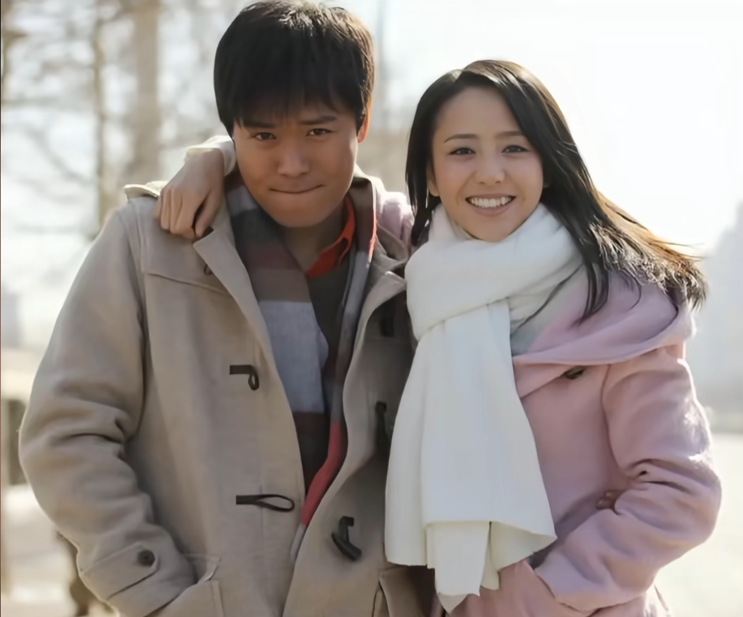 内娱离婚天花板！陈思诚佟丽娅，给娱乐圈分手上了一课
看多了内娱夫妻离婚互撕、互爆黑料、闹得人尽皆知，再看陈思诚和佟丽娅，真的太治愈了。
很多明星离婚，最后只剩一地鸡毛，消耗彼此、连累孩子。
而他们离婚五年，全程安静体面，不争不抢、不吵不闹。
陈思诚从来不在公开场合消费前妻，不制造话题，不刻意立人设。