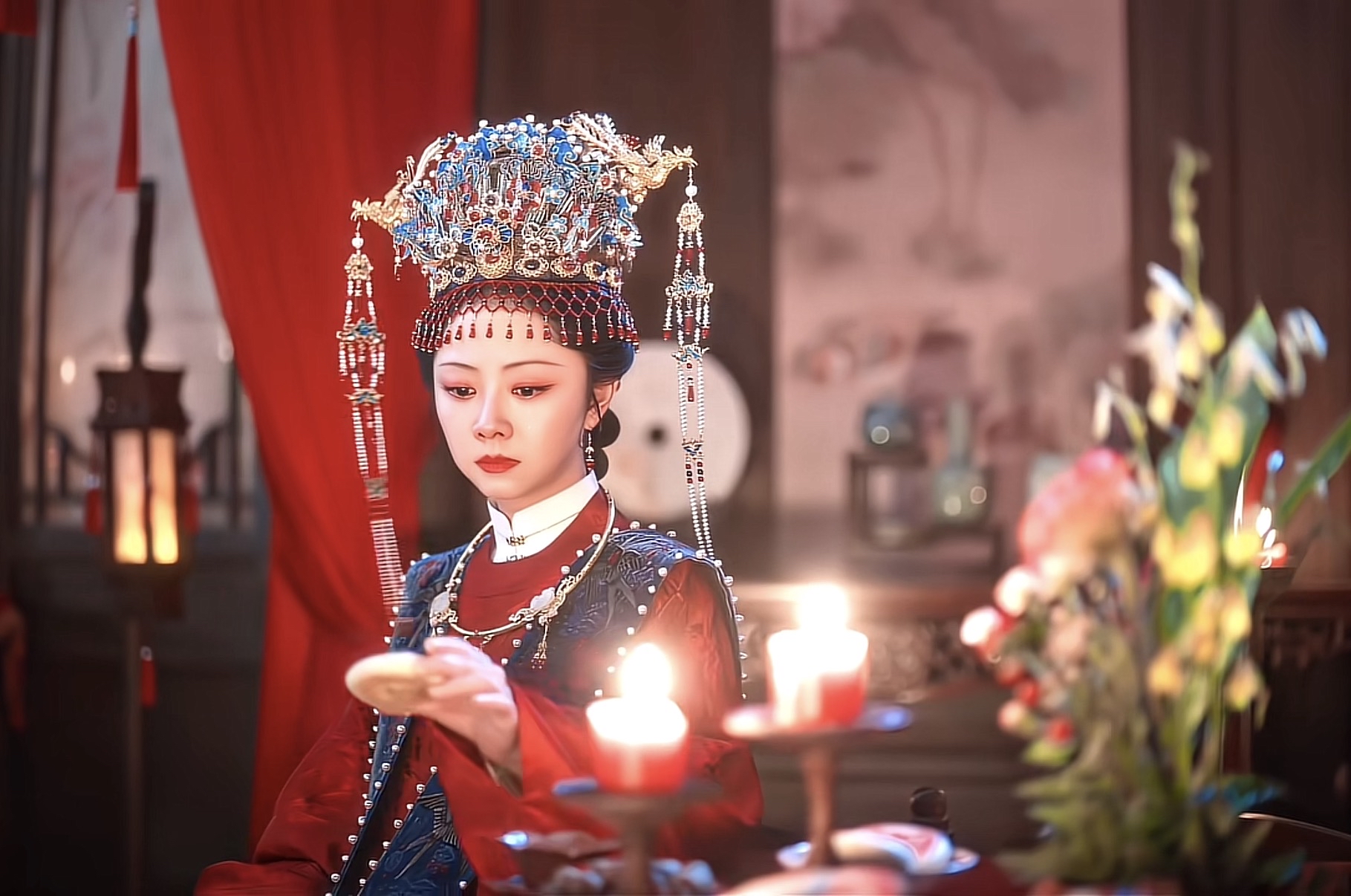 《兰香如故》：那块印着&34;林&34;字的喜饼，她咽下的是一整个家

大婚之夜，满堂红绸。新娘许兰香低头，一口一口把印着林字家印的喜饼塞进嘴里，眼泪无声地往下掉。旁边的新郎满心欢喜，只当她是清贫太久、贪这一口甜。

这是《兰香如故》里被观众反复回放的一幕。它不吵不闹，没有一句控诉，却比任何撕心裂肺的戏都让人喘