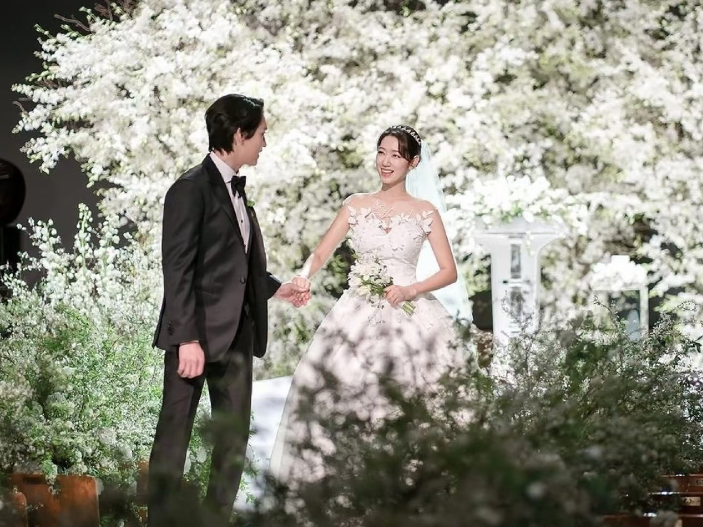#朴信惠二胎产女#啊？！！[傻眼]感觉朴信惠刚结完婚没多久就生娃了，这一转眼二胎也出生了，现在朴MM也是儿女双全了。今年一月份还看过她的新剧卧底洪小姐，在新剧里略显疲态。大半年的时间二胎娃都生完了[哆啦A梦吃惊] ​