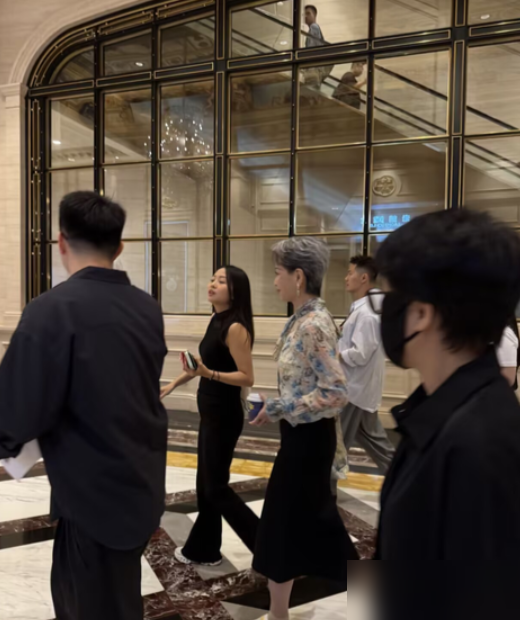 63岁叶童这气质也太出众了吧！9月13日，网友在澳门巴黎人咖啡馆偶遇许仙叶童，当天她身穿花衬衣搭配黑色长裙，一头短发显得十分干练。虽然满头白发，但叶童气质十分出众，而且并不显老，身材和状态都非常绝。
这次去澳门，她不光是参加活动，还拍了一组写真，这状态哪像是63岁的人，反而有种岁月沉淀下来的松弛感
