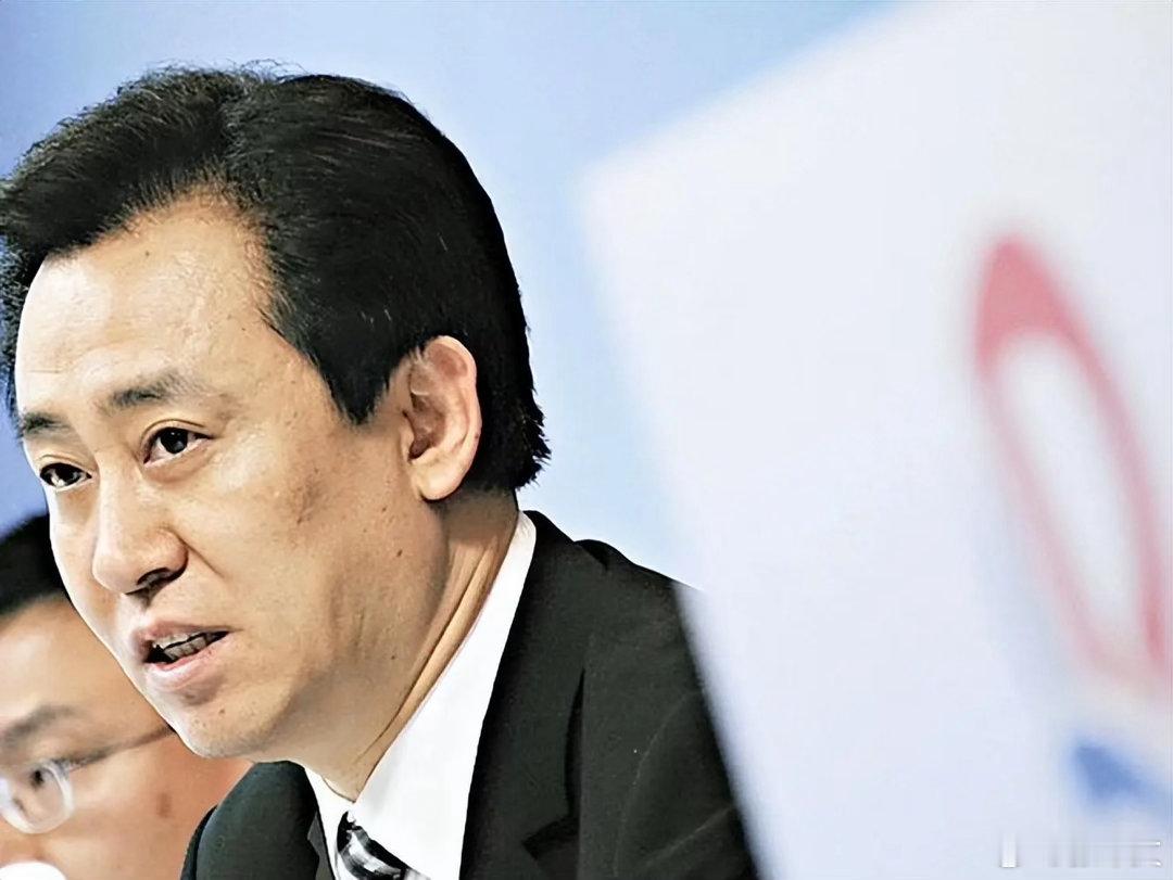 许家印当年带队去纽约特朗普大厦，那场长达90分钟的闭门会议曾被视为中美商界联手的标志性时刻。恒大想借特朗普的商业版图出海，特朗普集团则看中了恒大的巨额资金，双方一度接近签署合作备忘录。

但这场跨国合作最终成了镜花水月。随着中国房地产调控收紧，恒大债务危机全面爆发，海外扩张计划被迫停 ​