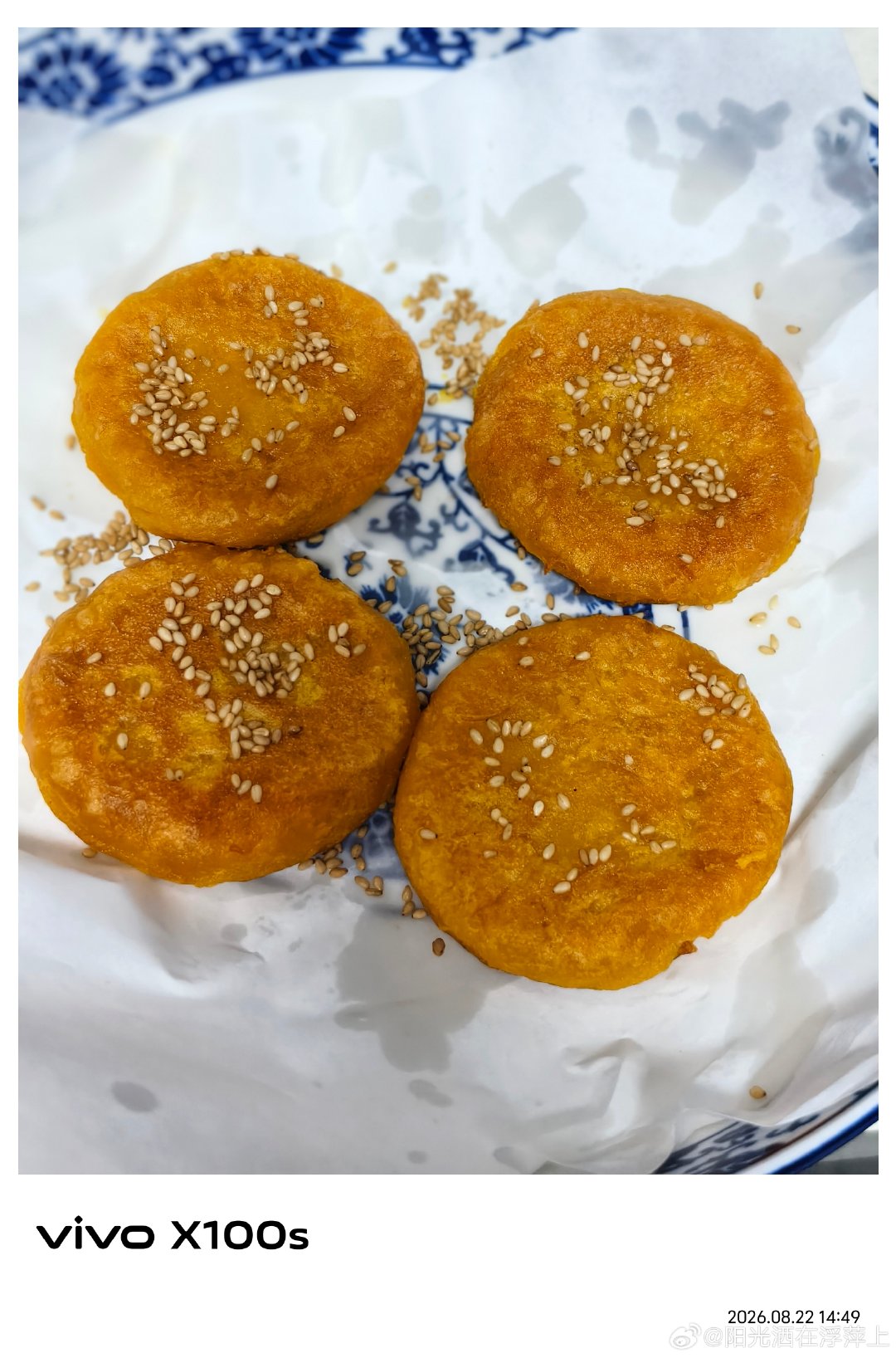 原来我一直是被百度耽误了的“美食家”[允悲]以前我搜索百度总是跳出来不正确的南瓜饼的做法，周四问同事，结果是如此简单，然后嘞，终于没有浪费那个南瓜，做成了美味的南瓜饼[哈哈]✌
萌宝驾到看👀后面图  ​
