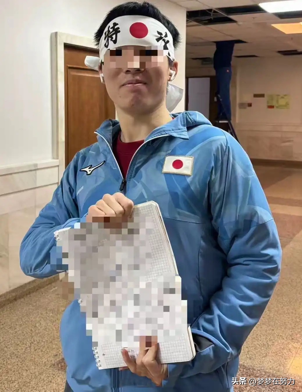 一名南京出生的中国学生，
在俄罗斯求学，却做出让人难以接受的举动。
两次前往靖guo神社，还身披旭日旗。

南京生人，跑去俄罗斯留学，不好好念书，非要当个“跳梁小丑”。

两次跑去jing国神社不说，居然还披着旭日旗拍照。

这哪是个普通留学生，骨子里早就烂透了，彻底成了军guo主义的孝子贤孙。