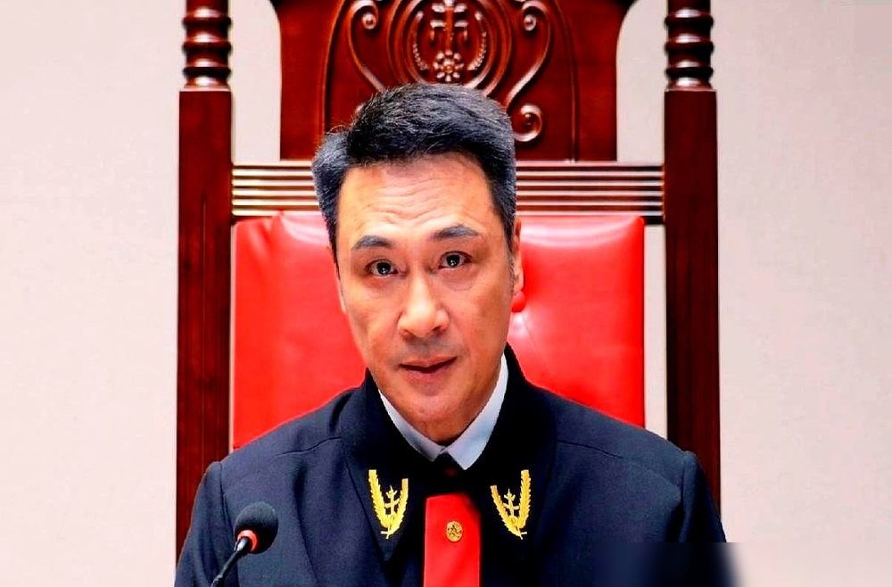 吴镇宇演的老法官，一辈子铁面。
临了，得了阿尔茨海默症。
他瞒着所有人，死也要坐在审判席上。
钟楚曦演的女律师，亲爹十二年前被判死刑。
她当律师，就为翻案。
两条命，撞在一起。
老法官的私生孙子，被人攥在手里。
对方开价：你帮我，我保那孩子平安。
老法官接了。
脱下法袍，手就脏了。