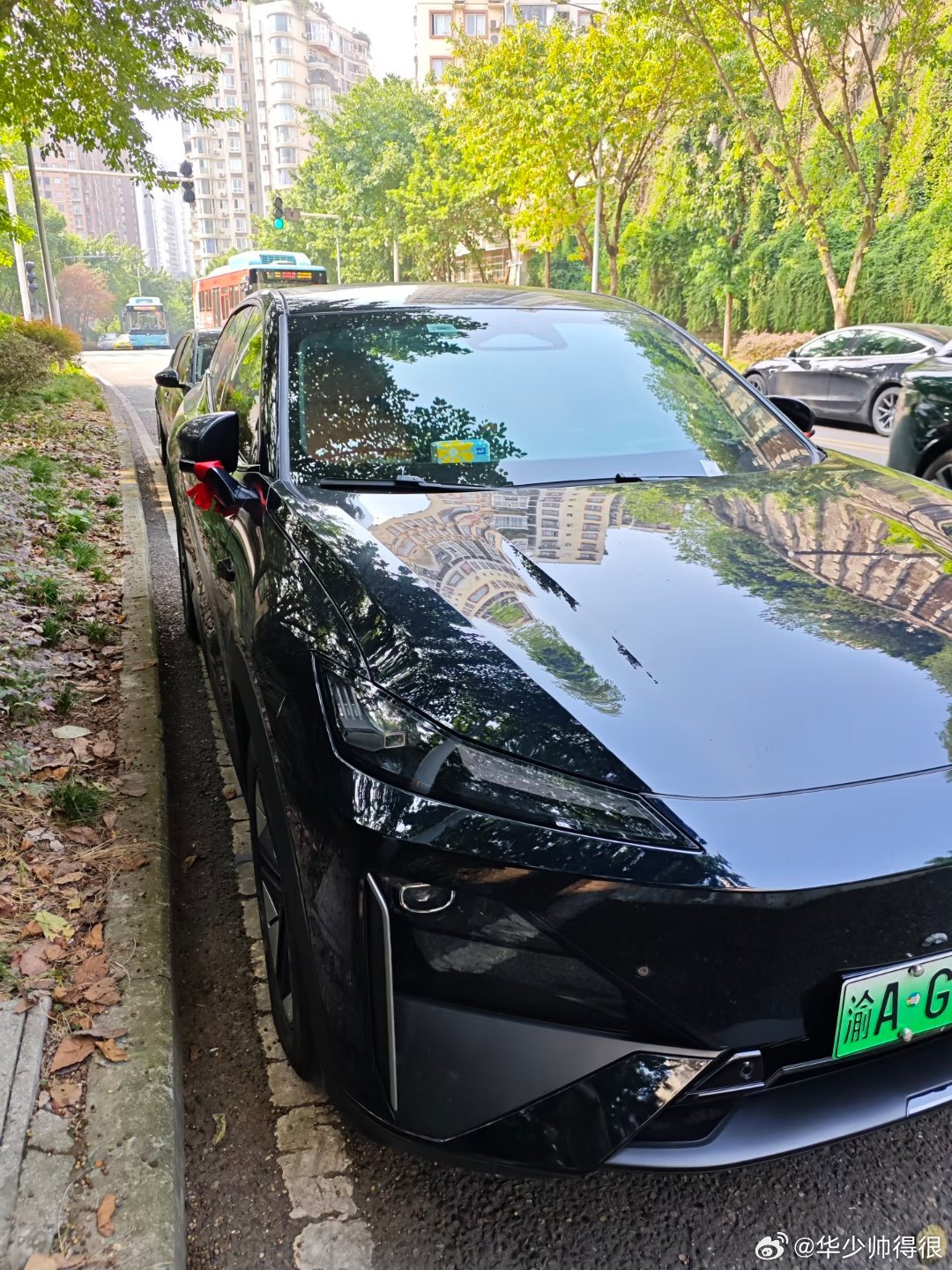 我的车型是25款 215MAX 华为智驾版深蓝S07，买车时处于后续用车考虑，还是多花钱选择了华为智驾版。 
国庆啦，到处下雨，只能回老家净化一下班味啦。深蓝带着我女儿，老婆，还有我妈一起回家啦。全程300多公里，刚出重庆时有点堵车，一会儿踩着刹车，一会儿踩着油门，确实太累了，还好有智驾。
智驾感 ​