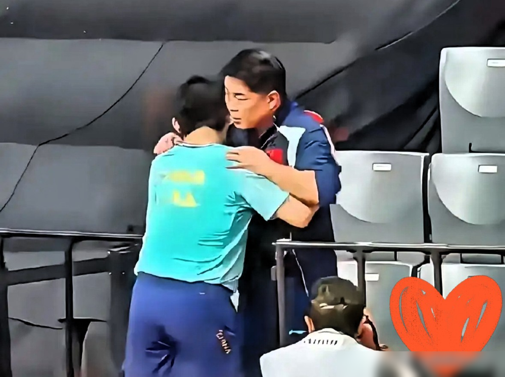 王皓问林诗栋：你现在怎么不退了？林诗栋回了一句，再退就要进棺材了。
这对话发生在训练场，王皓盯着他，问的是打法。以前对手一提速，林诗栋习惯性往中远台撤，靠反手厚度硬扛。反手拧拉转速每秒127.5转，确实能扛，但也确实被动。
林诗栋右肩袖肌腱炎带撕裂，正手使用率卡在32%到35%，顶尖选手是45%