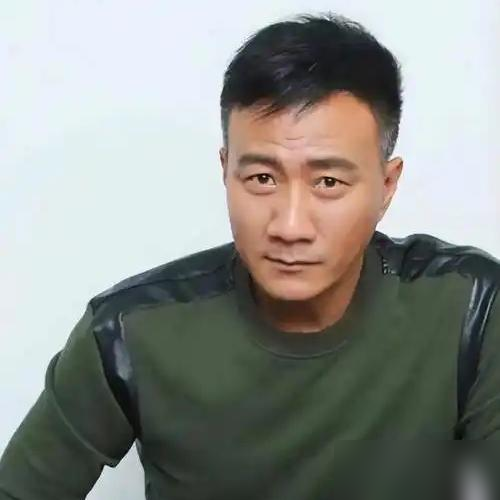 胡军说我们家数我没出息，父亲一辈子不待见我。

这话现在听，更像一句带着笑的自嘲。当年那个挨了一拳、饭都没敢在家吃的大学生，后来成了观众心里最硬朗的那张脸，谁还说他没出息？

往回看，胡家一门都是体面人，大伯胡松华、父亲胡宝善都是歌唱家，母亲是文工团的话剧演员。偏偏他这根独苗调皮、叛逆，还爱乱花钱，
