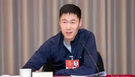 名古屋亚运会，国乒10名选手分到6个教练名额，王曼昱的主管教练任浩挤不进去，自己买票坐观众席，一局一局记对手线路。王曼昱女团、女单、女双三冠，11场全胜。内场教练席上坐着别人，看台上拿着本子的是他。
一个没拿过世界冠军的人，凭什么带奥运主力
任浩1995年生，河南济源人，比王曼昱只大四岁。球员时代最