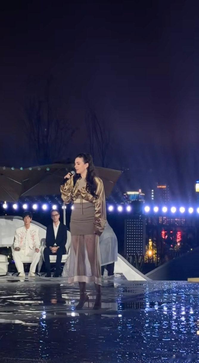已知昨晚在万州《2026世界大河歌会》献唱的歌手有：李佳薇，胡海泉，陈卓璇，蔡程昱，唐伯虎，黄品源，温兆伦等等。 节目将在cctv4播出。#万州城事##世界大河歌会# ​