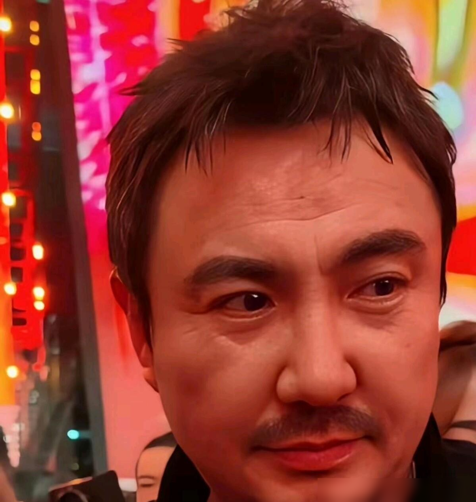 你敢信？顶级喜剧演员私下全不爱笑！
周星驰片场磨戏要求严苛，话不多，下台就安安静静啃棒棒糖，斯文得像邻家大叔，和荧幕疯癫形象判若两人。
沈腾岳云鹏更典型，台上是长在笑点上的活宝，私下面相自带严肃感。沈腾为拍新片苦训90天，全程沉在悲情角色里，片场连话都少说。
原来所有搞笑都是工作，哪有人能一辈