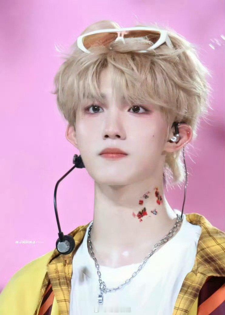#许昕问苏新皓是不是乒乓球校队的#谁能想到！苏新皓和许昕同台切磋，节奏拿捏得超稳，连前辈都忍不住问是不是校队。业余爱好者能拿到这样的专业认可，太夯了！！ ​