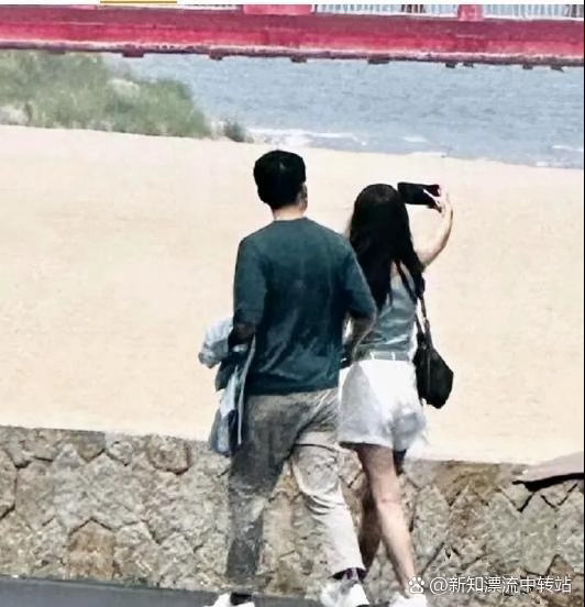 文咏珊这婚结得，确实让人服气！
她老公吴启楠，汕头富三代出身，家里条件真不是一般的好。爷爷辈就积累下家业，爸爸做免税店生意，舅舅公司市值直接55亿，堂兄还是康师傅母公司顶新集团乘龙快婿。
再看他自己，也是个学霸，据说个人身家已经到百亿人民币级别。最关键的是，长得也帅，对文咏珊还特别体 ​