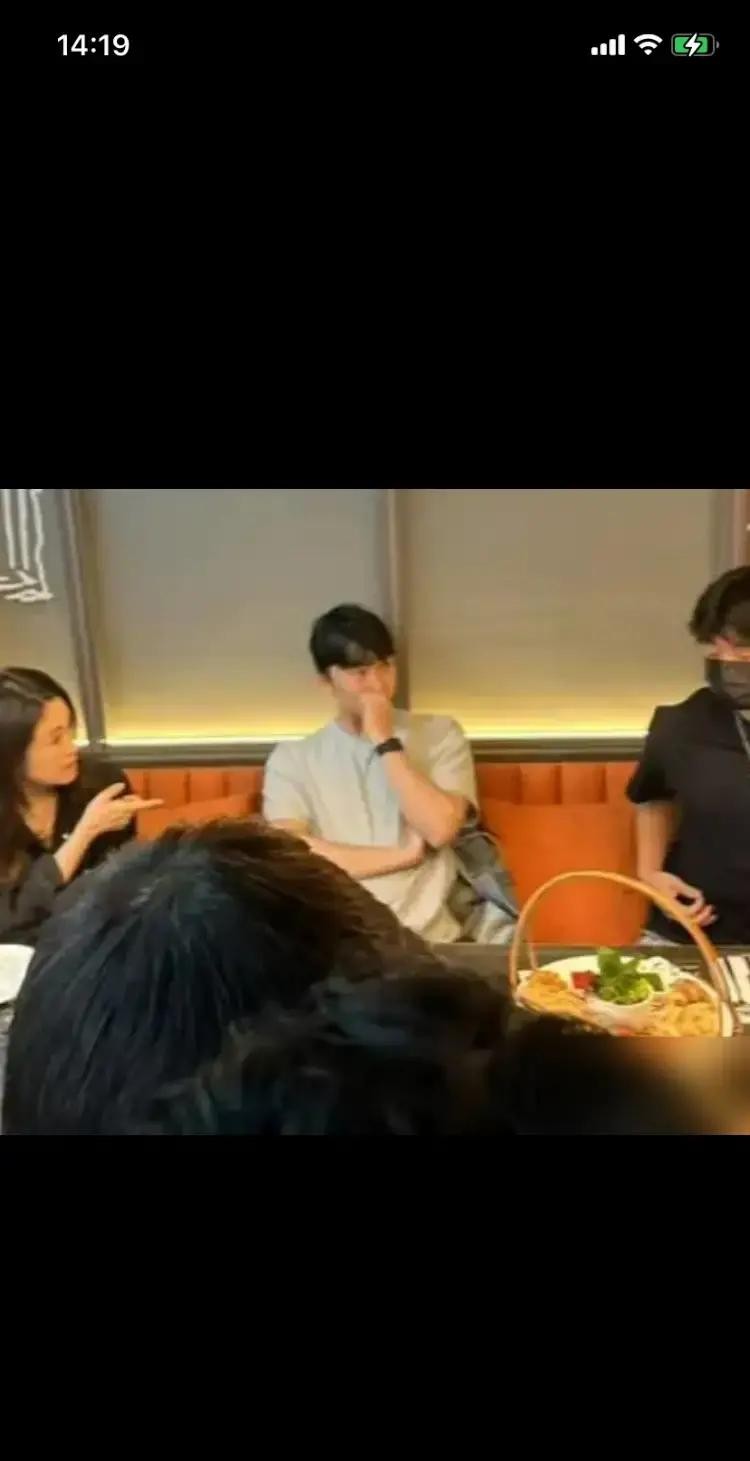 谢霆锋见14岁的儿子Lucas，居然需要先经过经纪人Mani的认可审批，这个操作刚爆出来的时候，身边好多朋友都炸了。


那天下午，谢霆锋在片场刚拍完一条，妆还没卸，Mani的电话就进来了。

她没绕弯子：“周六中午十二点到两点，空着。你要见，就这个时间。”


他问：“Lucas周六上午有比赛，能