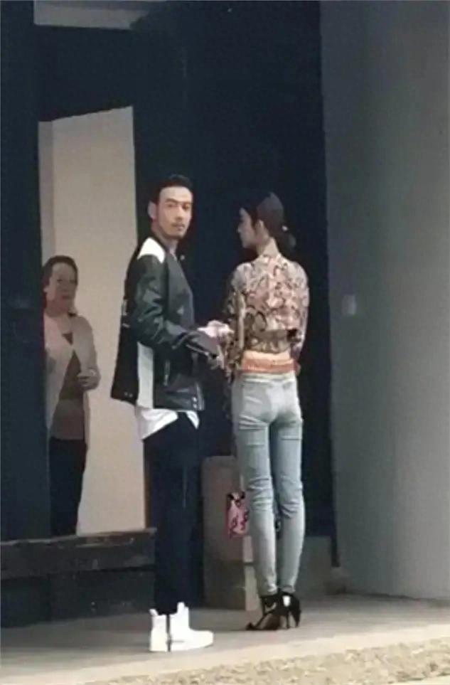 路人镜头下的古力娜扎太绝了！臀部线条大逆袭，状态好到犯规！ 谁懂啊！最...