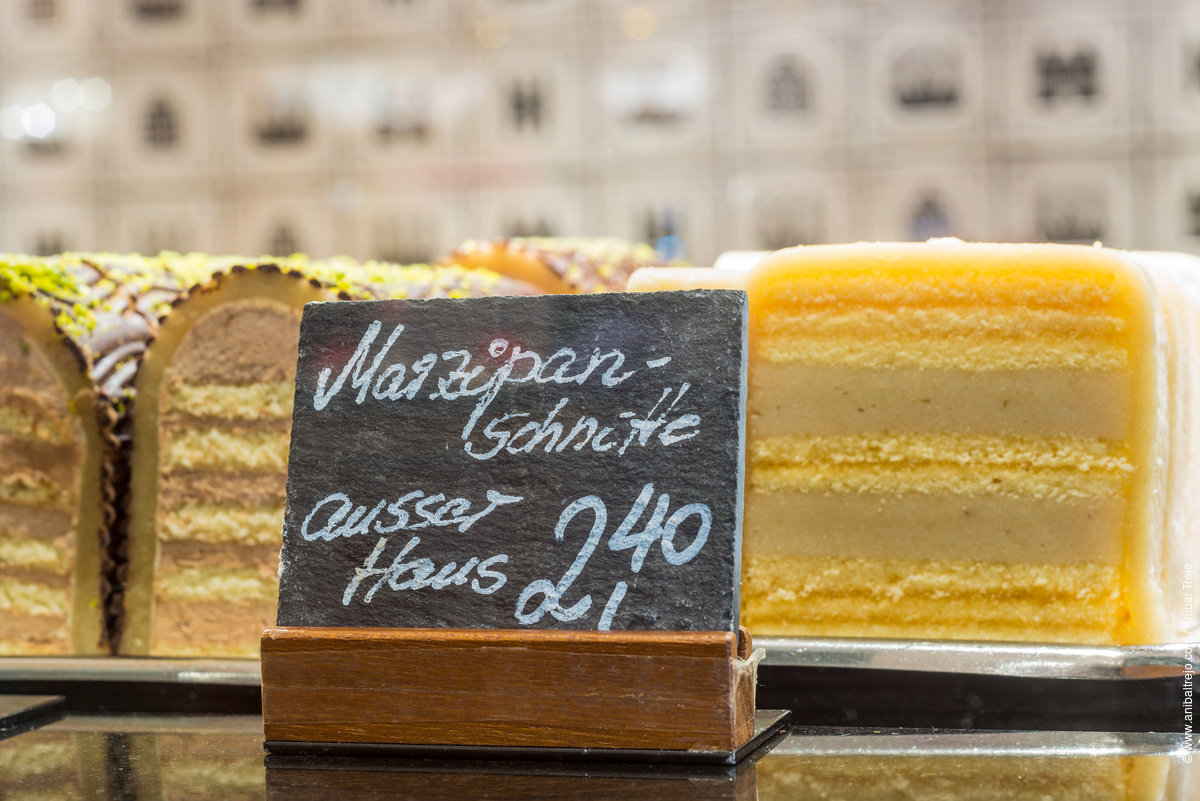 #寻味德国# 杏仁糖(Marzipan)虽然不是吕贝克人发明的，但正是通过他们的改良和追捧才使得这种甜点更加完美，要知道，这个来自德国北部的甜蜜诱惑在以前只有权贵富贾才能享受到，如今在吕贝克的大街小巷都可以吃到手工制作的杏仁糖了。 #德国就该这样玩##德国不止于此# ​​​​