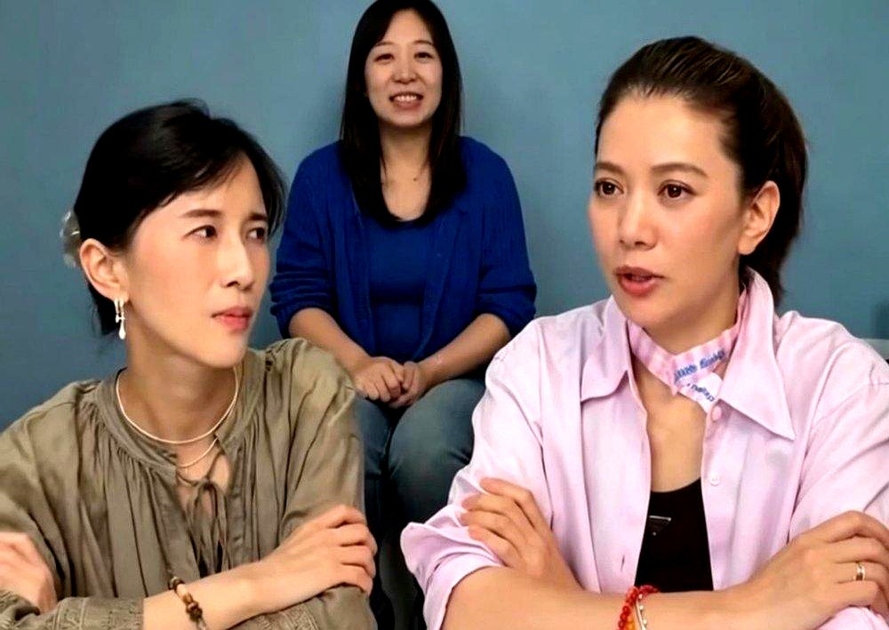 袁咏仪当着镜头把吴镇宇怼得说不出话。

吴镇宇损张智霖娶她是“回馈社会”，她回：你老婆嫁你是救了整个宇宙，她吃了多少苦你知道个屁。吴镇宇说过袁咏仪是他唯一害怕的女人，嘴毒二十年，这回没法替自己老婆喊冤。

问到婚姻，袁咏仪只一句“还可以，过得下去啦”，又补一句儿子迟早结婚，最后能靠的还是老公。

2