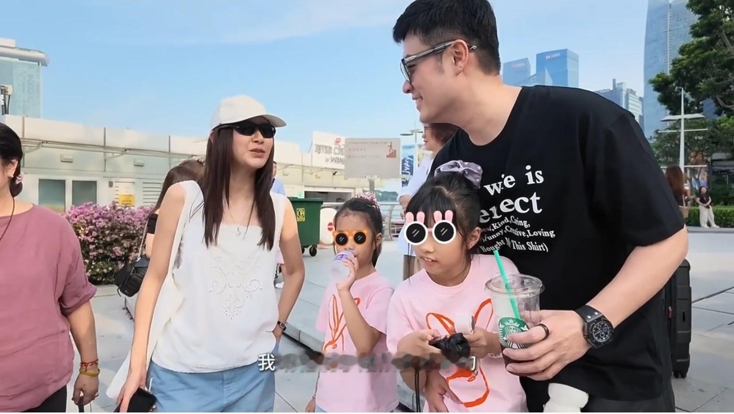 陈赫一家人在邮轮上度假，
享受着海边的日落时光。画面中的海风轻拂而过，落日铺在海面上，一家人站在甲板上，穿着都是比较休闲舒适的，并没有刻意打扮。陈赫的状态很放松，神情悠然自得，家人围绕在身边，气氛轻松愉快，孩子站在一旁，活泼可爱，看得出来玩得很开心。妻子漂亮，已经是两个孩子妈了，身材还那么好。
做完