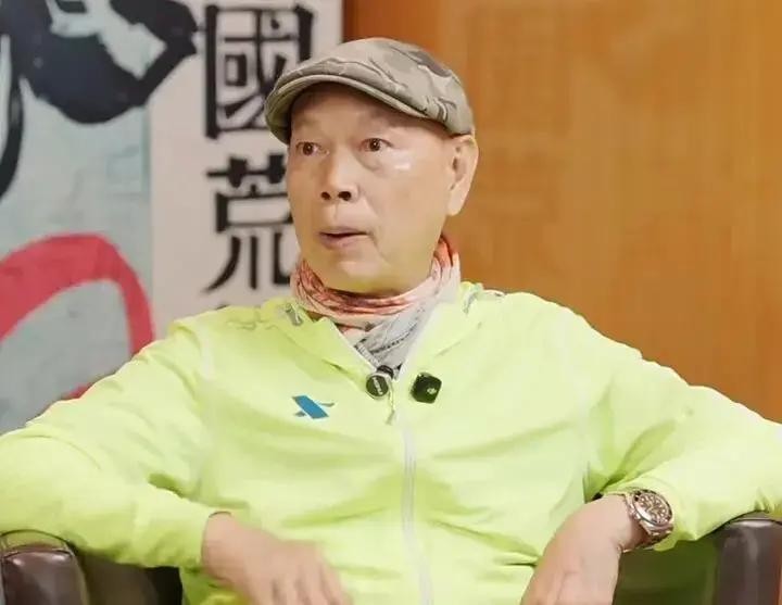 罗家英80岁，每月掏1万多港元治癌，再掏五位数给汪明荃交家用。汪明荃比他有钱，他自己说的。
2026年10月6日，他出席铜锣湾一个品牌活动，记者问他退休的事，他说不敢退。每个月看医生要花万几蚊，这笔钱全部自己出。他早年没买商业保险，理由他自己讲过，不信保险，但有储蓄。问题是，第二次患癌的时候，积蓄全
