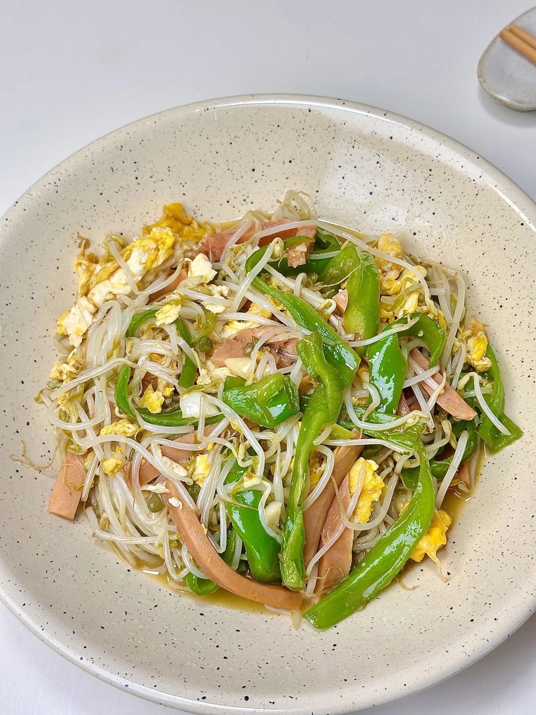 青椒火腿炒豆芽  脆嫩爽口太好吃了！！